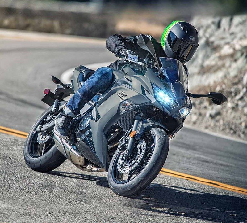 На зображенні мотоцикл Kawasaki 650 сірого кольору 