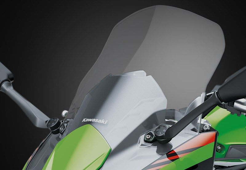На зображенні скло мотоциклу Kawasaki Ninja 650 зеленого кольору