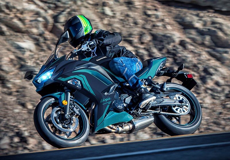 На зображенні мотоцикл Kawasaki Ninja 650 блакитного кольору