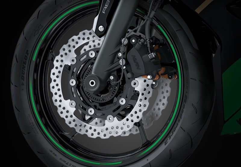 На зображенні колесо мотоциклу Kawasaki Ninja 650 зеленого кольору