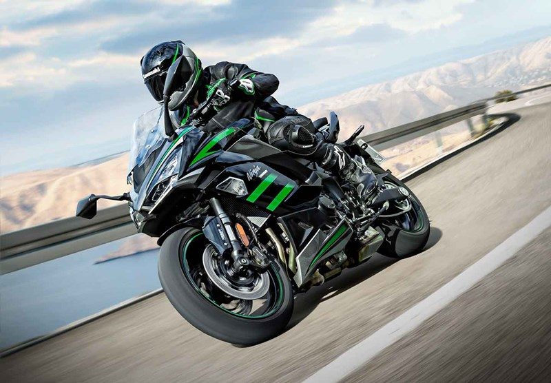 На зображенні мотоцикл Kawasaki Ninja1000 зеленого кольору