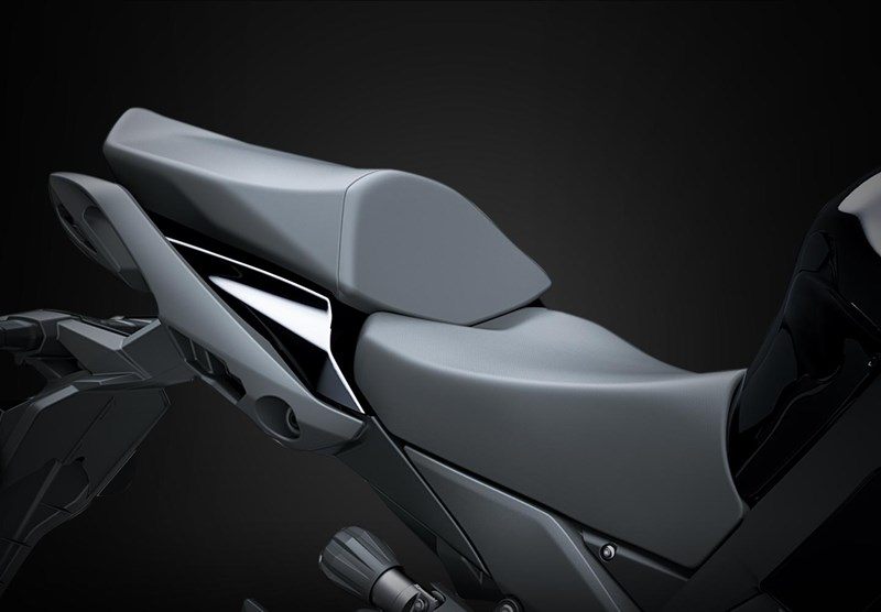 На зображенні сидіння мотоциклу Kawasaki Ninja 1000