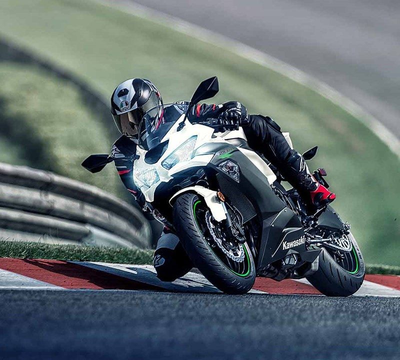 На зображенні мотоцикл Kawasaki Ninja ZX-6R ,білого кольору