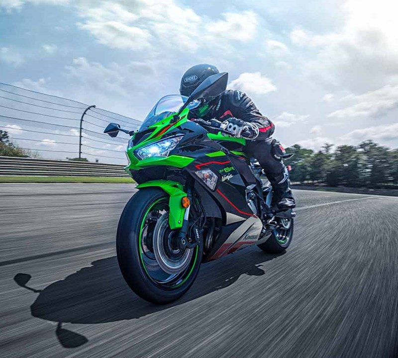 На зображенні мотоцикл Kawasaki w50 зеленого кольору 