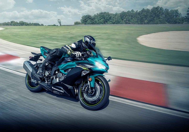 На зображенні мотоцикл Kawasaki Ninja ZX-6R блакитного кольору
