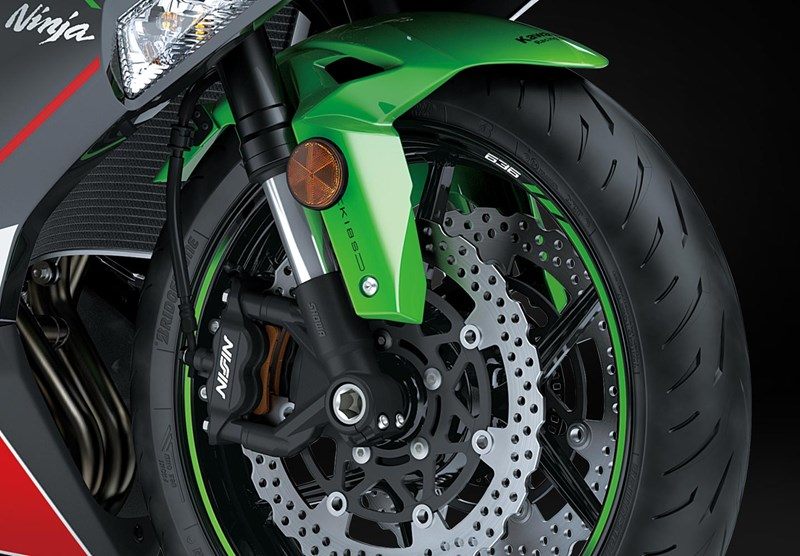 На зображенні колесо мотоциклу Kawasaki Ninja ZX -6R