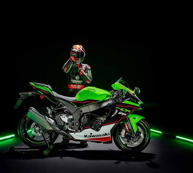 На зображенні мотоцикл Kawasaki Ninja® ZX™-10R  зеленого кольору 
