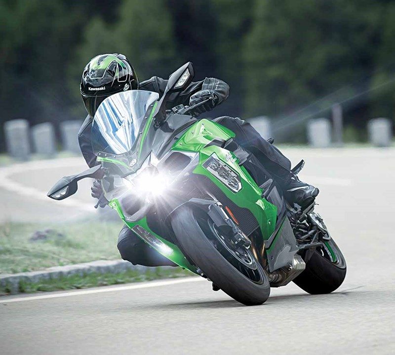 На зображенні мотоцикл Kawasaki Ninja®H2 SX зеленого кольору 