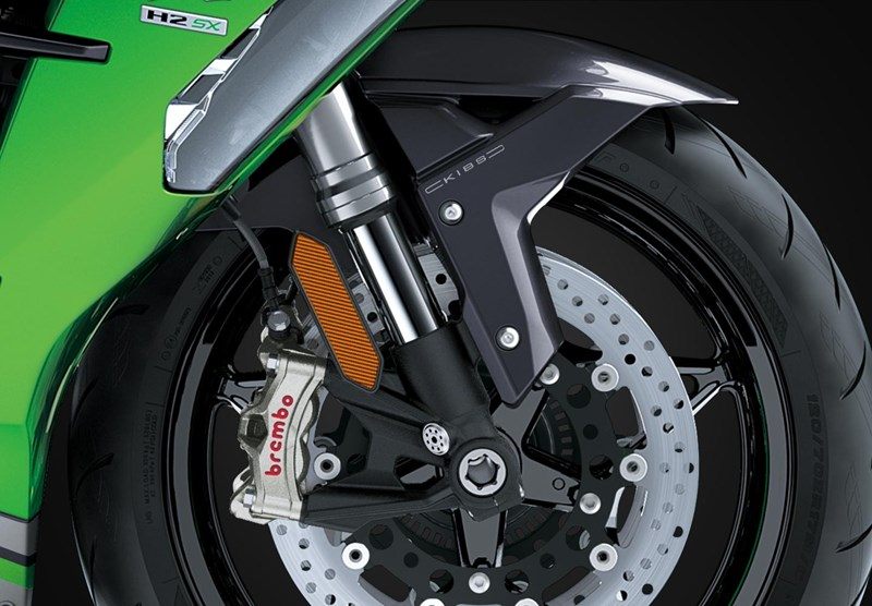 На зображенні мотоцикл Kawasaki w50 зеленого кольору 