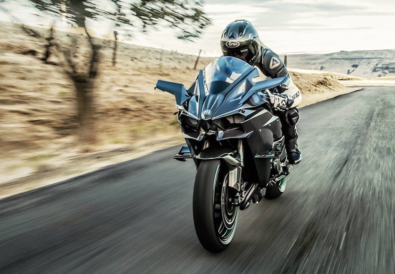 На зображенні мотоцикл Kawasaki Ninja H2-R™ чорного кольору 