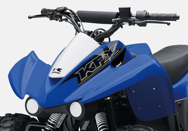 На зображенні квадроцикл Kawasaki KFX 50 синього кольору 