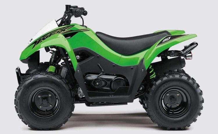 На зображенні квадроцикл Kawasaki KFX 90 зеленого кольору 