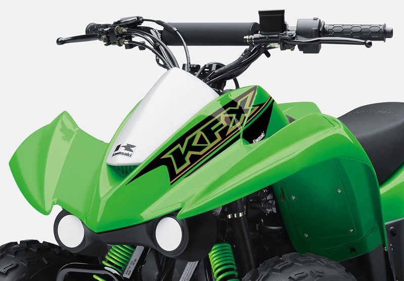 На зображенні квадроцикл Kawasaki KFX90 зеленого кольору 