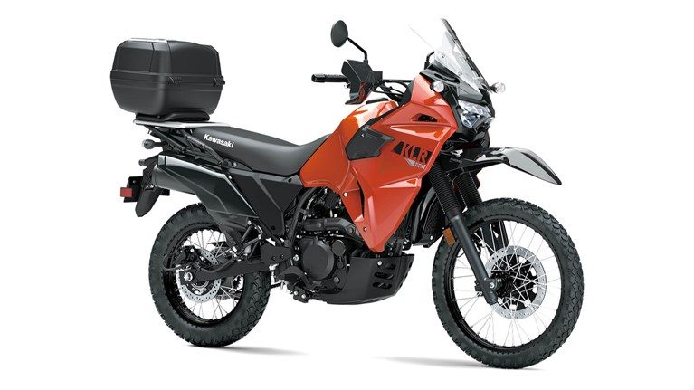На зображенні мотоцикл Kawasaki KLR®650 помаранчевого кольору 