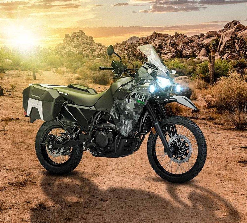 На зображенні мотоцикл Kawasaki KLR®650 кольору мілітарі