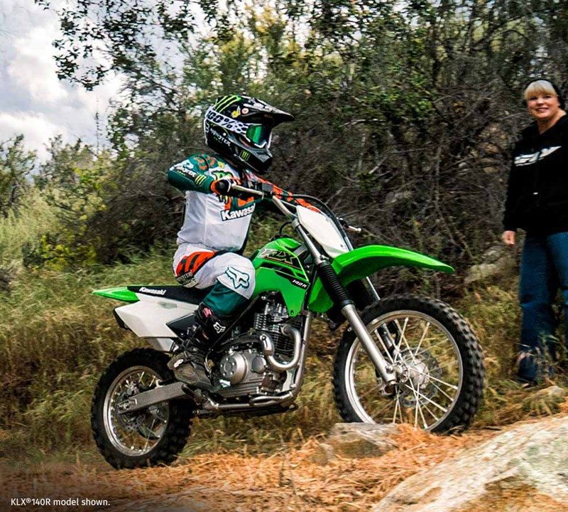 На зображенні мотоцикл Kawasaki KLX®140R L зеленого кольору