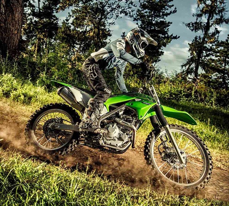 На зображенні мотоцикл Kawasaki KLX®230R зеленого кольору
