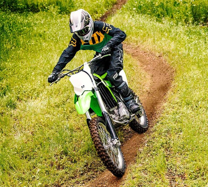 На зображенні мотоцикл Kawasaki KLX®300R зеленого кольору
