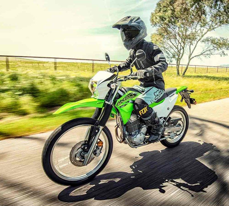 На зображенні мотоцикл Kawasaki KLX®230 зеленого кольору