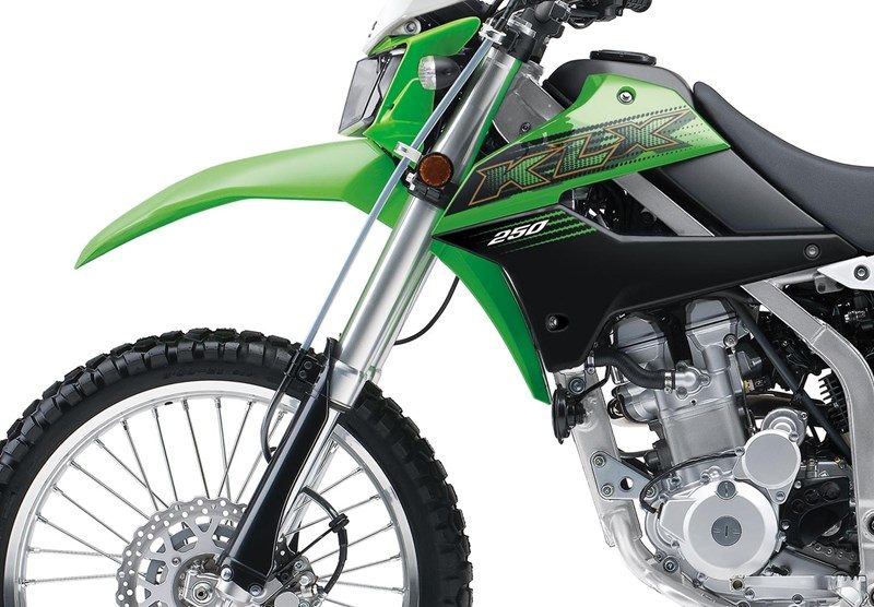 На зображенні мотоцикл Kawasaki KLX®250 зеленого кольору