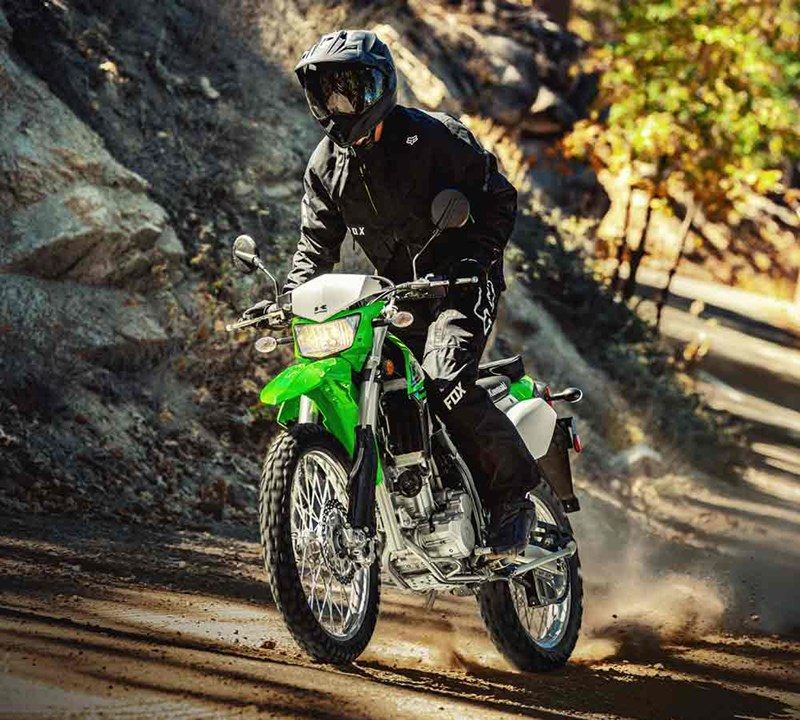 На зображенні мотоцикл Kawasaki KLX®300 зеленого кольору