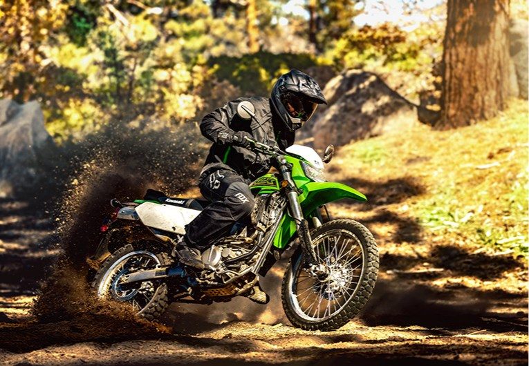 На зображенні мотоцикл Kawasaki KLX®300  зеленого кольору