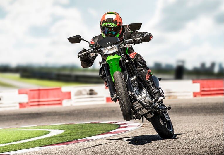 На зображенні мотоцикл Kawasaki KLX®300SM зеленого кольору