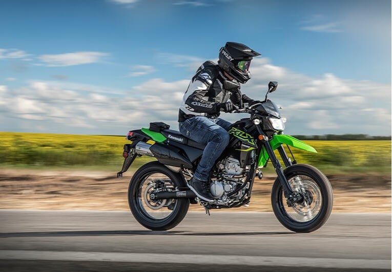 На зображенні мотоцикл Kawasaki KLX®300SM зеленого кольору