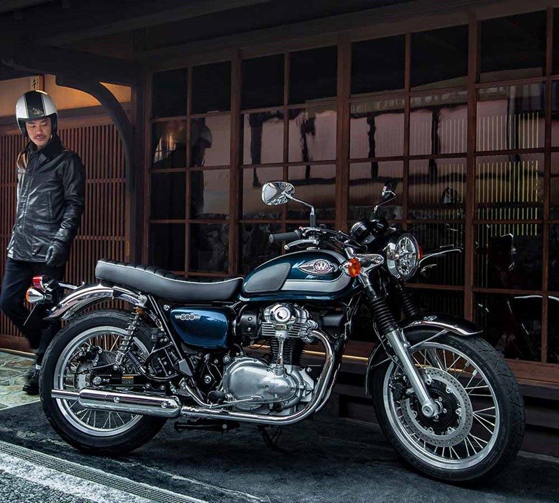 На зображенні мотоцикл Kawasaki W800 синього кольору