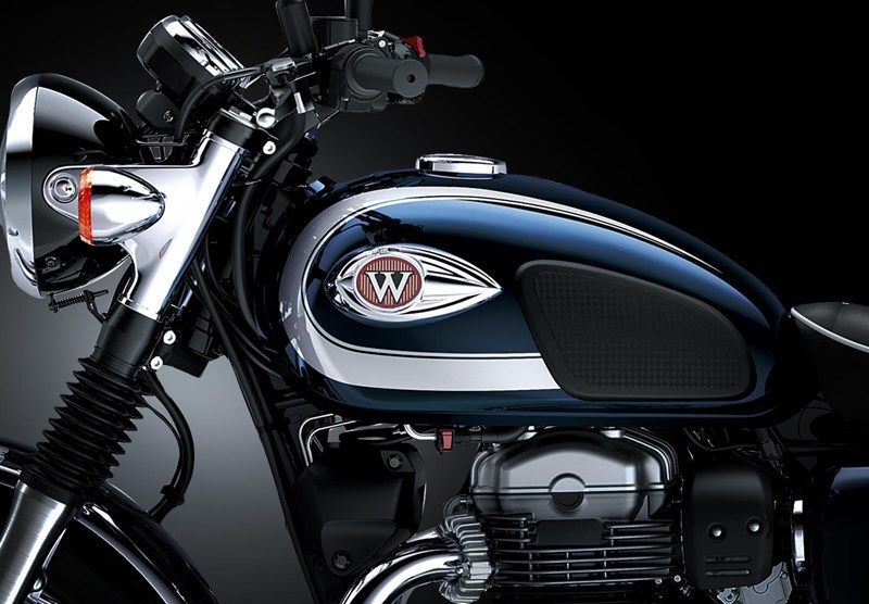 На зображенні мотоцикл Kawasaki W800 синього кольору