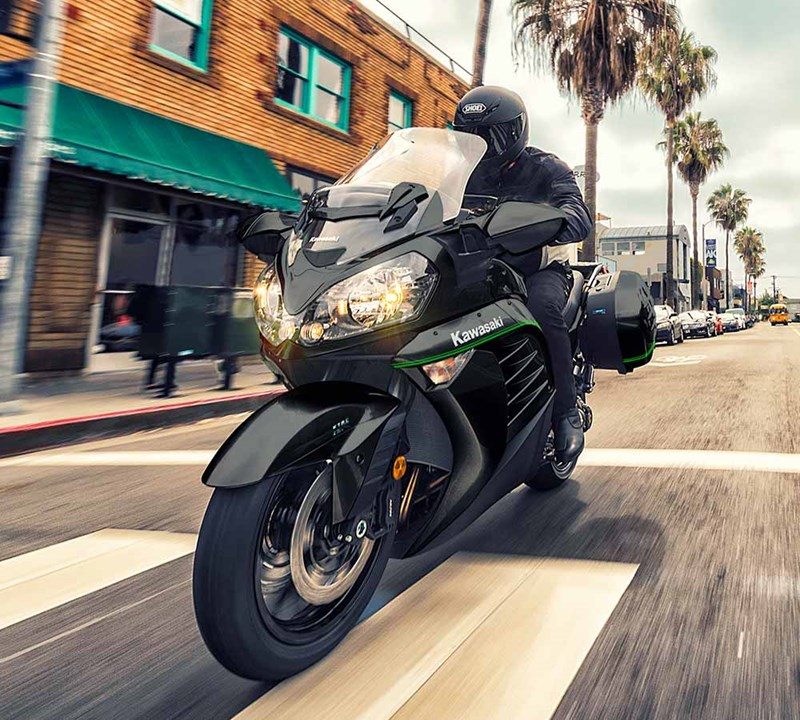 На зображенні мотоцикл Kawasaki CONCOURS®14 ABS чорного кольору