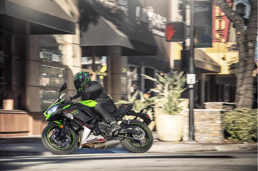На зображенні мотоцикл Kawasaki Ninja 650 зеленого кольору 