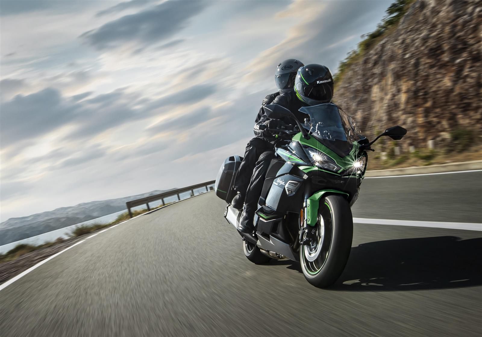 На зображенні мотоцикл Kawasaki Ninja1000 чорного кольору