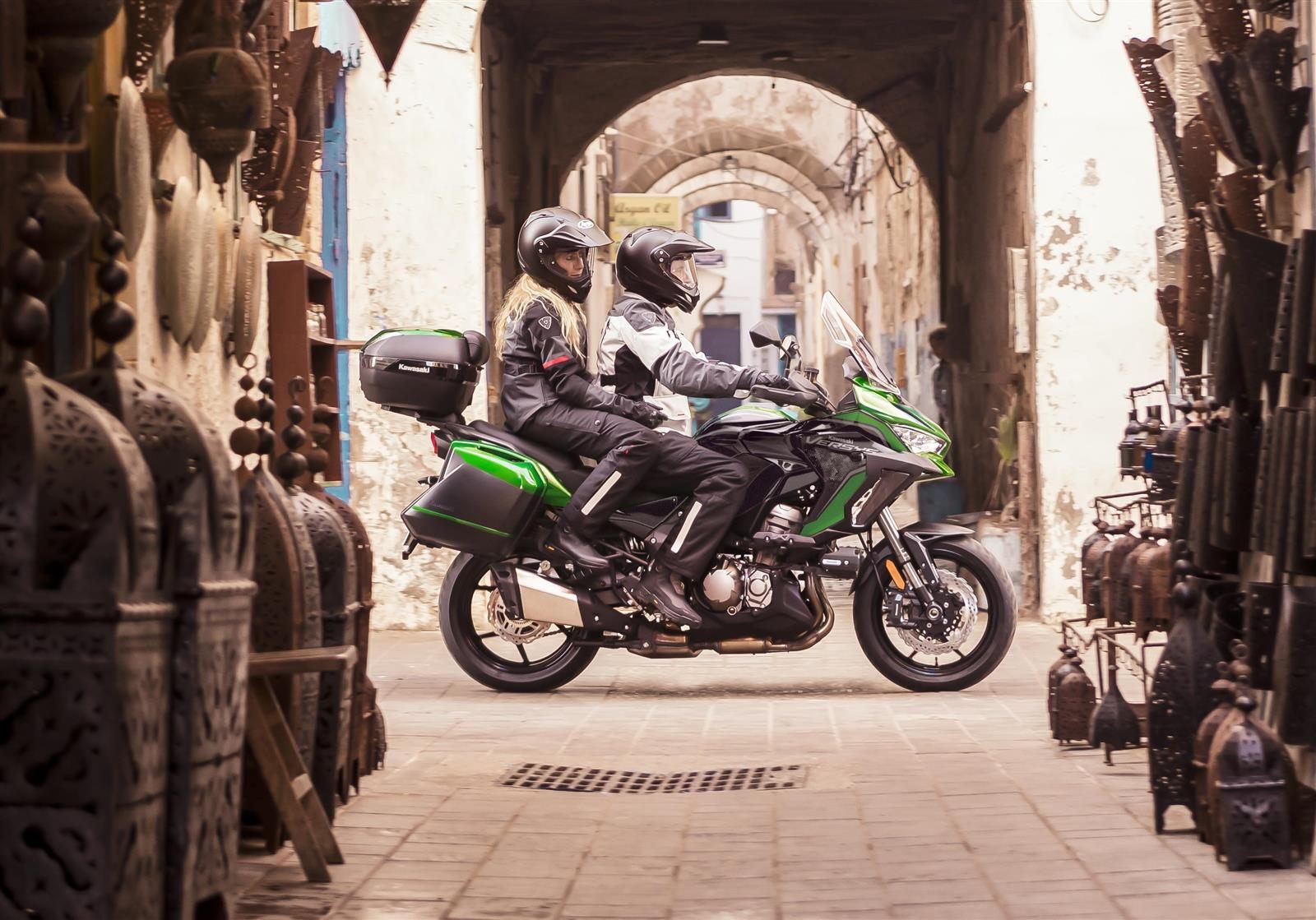 На зображенні мотоцикл Kawasaki VERSYS® 1000 SE LT+ чорного кольору