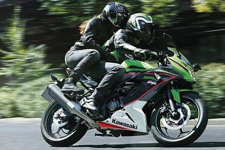 На зображенні мотоцикл Kawasaki Ninja400 ABS червоного кольору 