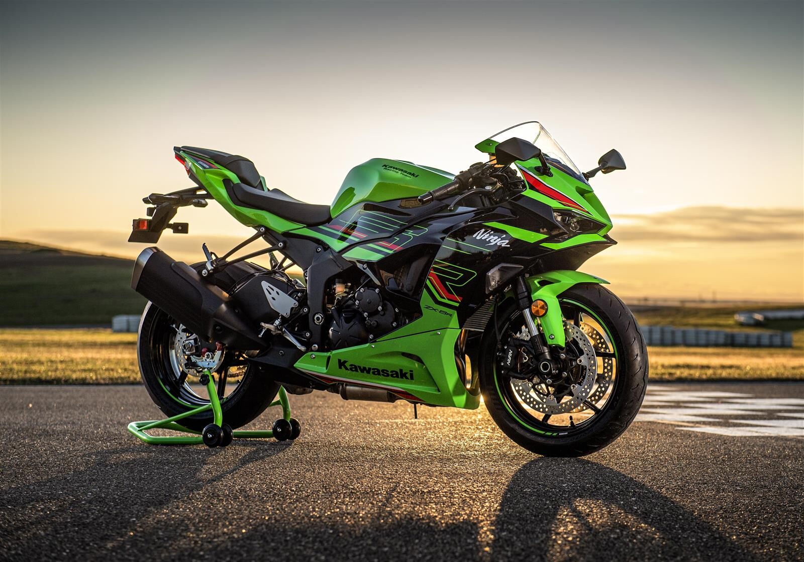 На зображенні мотоцикл Kawasaki Ninja ZX-6R ,білого кольору