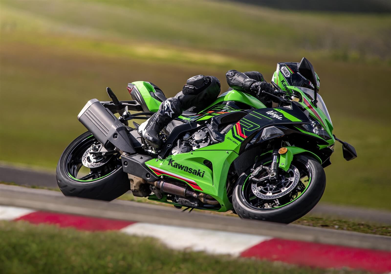 На зображенні мотоцикл Kawasaki w50 зеленого кольору 