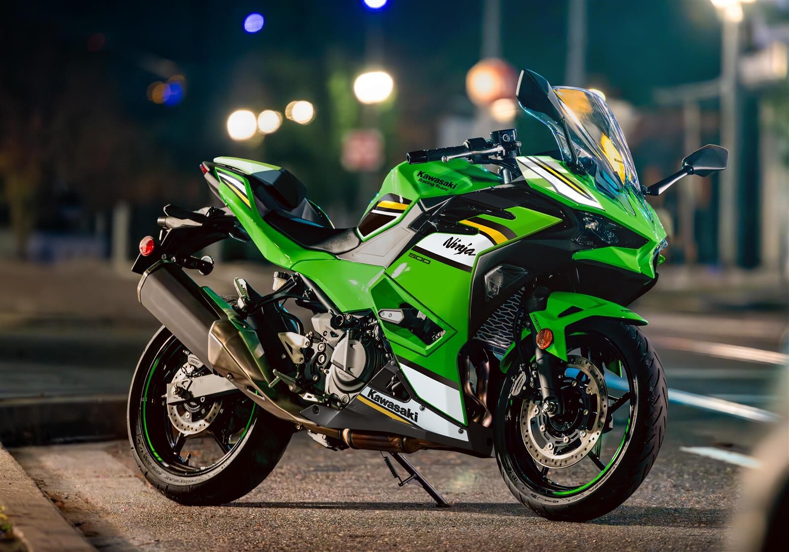 На зображенні мотоцикл Kawasaki Ninja ZX-6R ,білого кольору