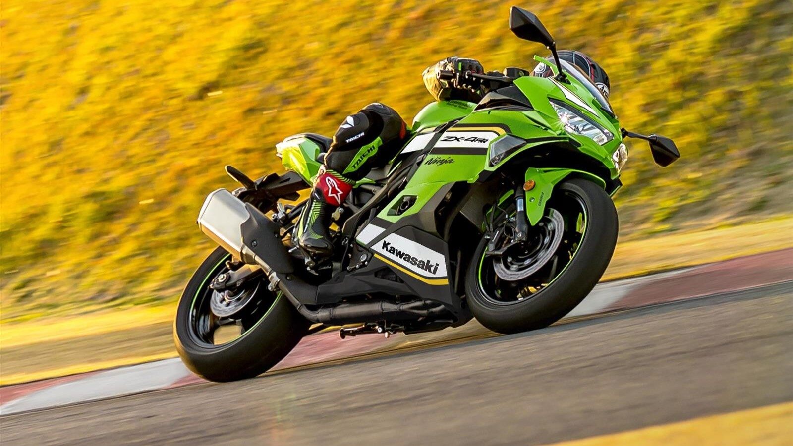 На зображенні мотоцикл Kawasaki w50 зеленого кольору 